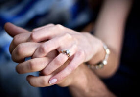 marriage-proposal-holding-hands-1920w